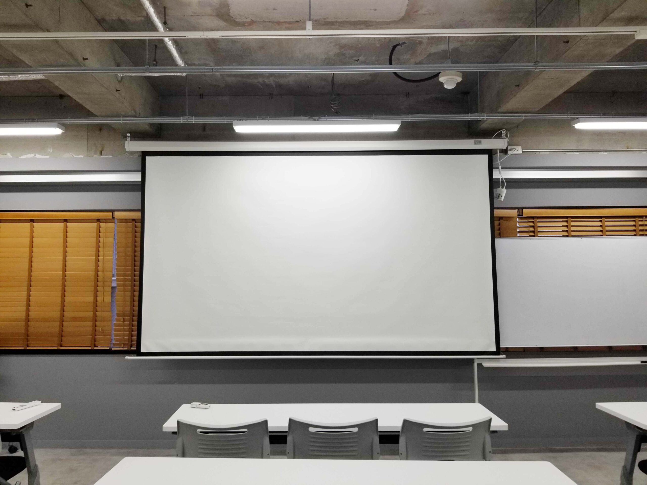 120インチの大型スクリーン