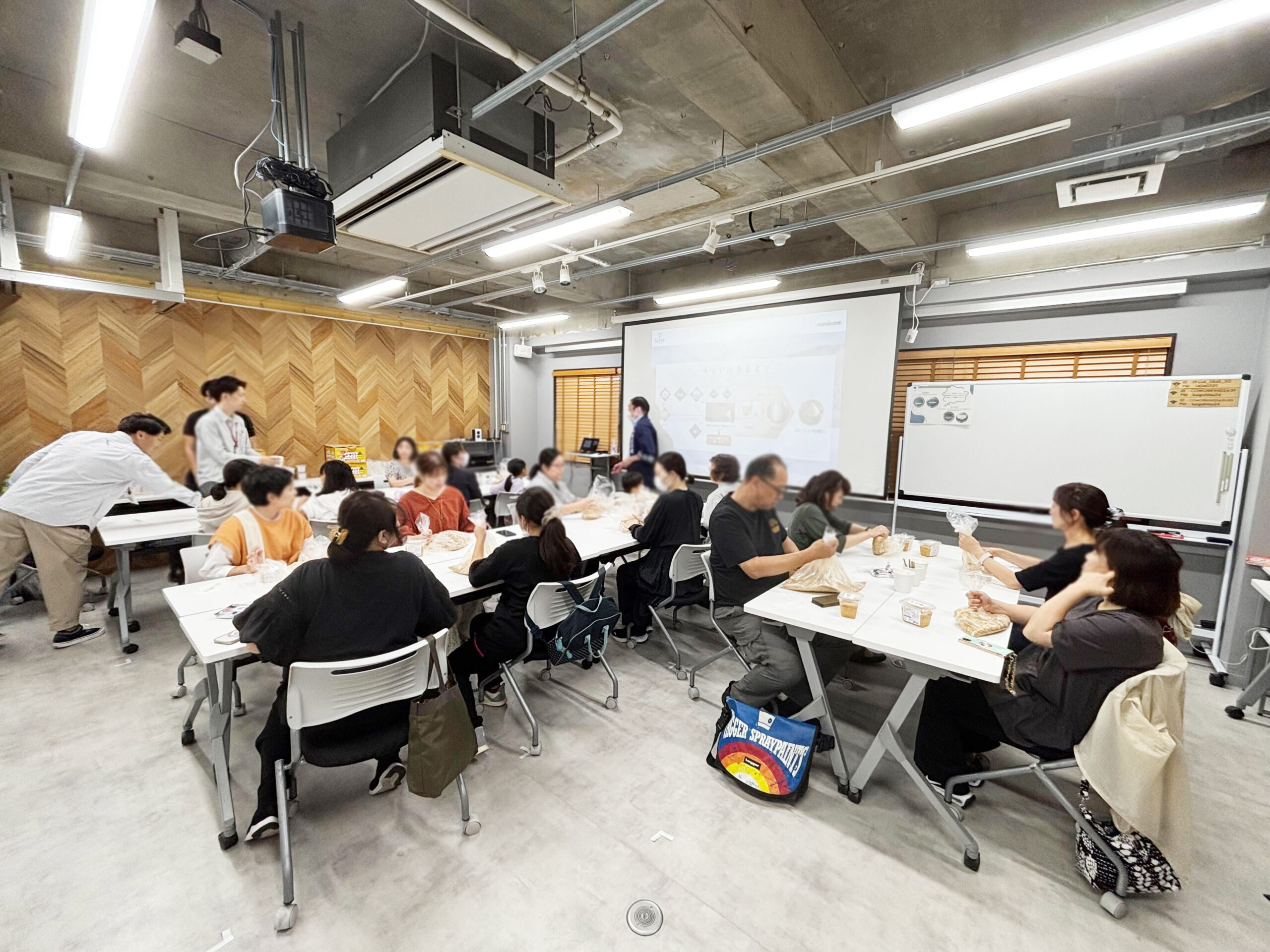 小会議室Aで味噌づくり体験